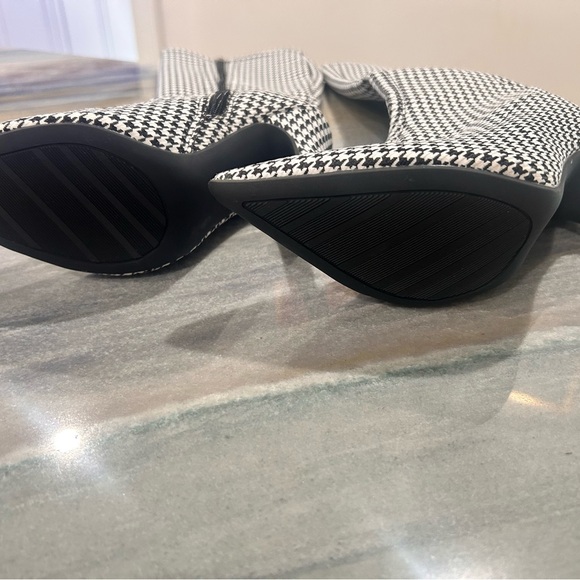 Brand new houndstooth boots - Picture 3 of 3